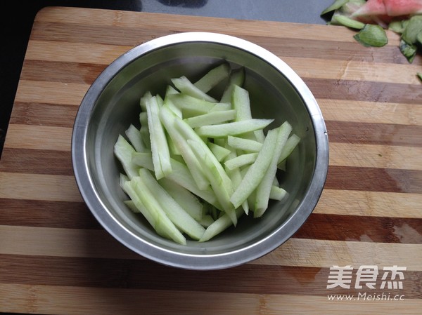 凉拌黑木耳瓜皮的做法步骤：1