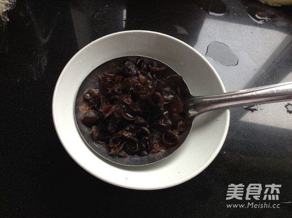 凉拌黑木耳瓜皮的做法步骤:2