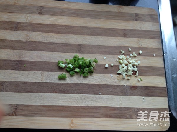 凉拌黑木耳瓜皮的做法步骤:4