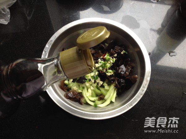 凉拌黑木耳瓜皮的做法步骤:6