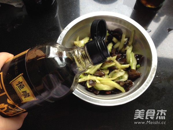 凉拌黑木耳瓜皮的做法步骤:7