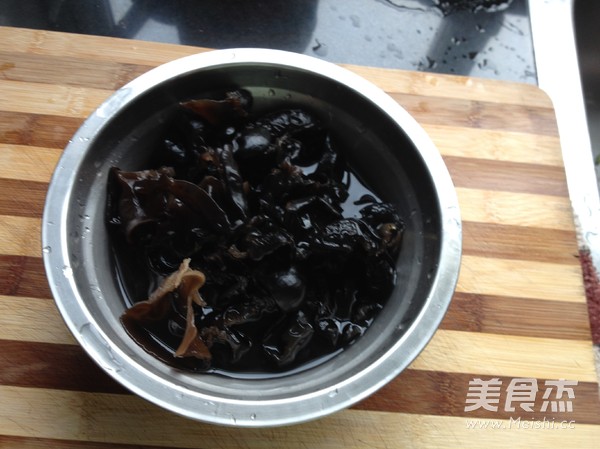 炝炒黑木耳的做法步骤：1