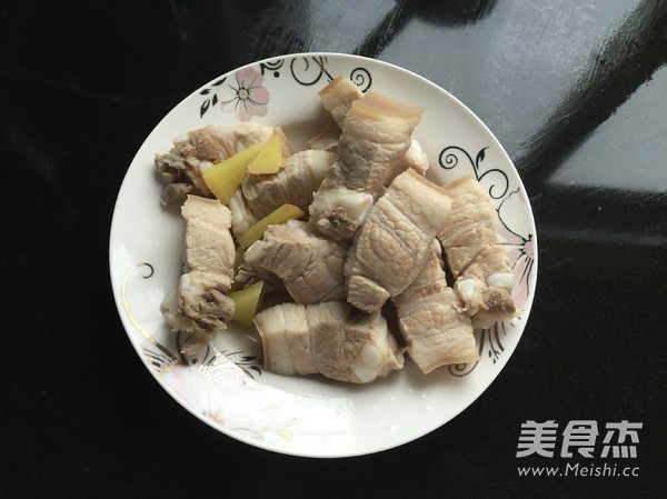 五花肉焖扁豆的做法步骤：1