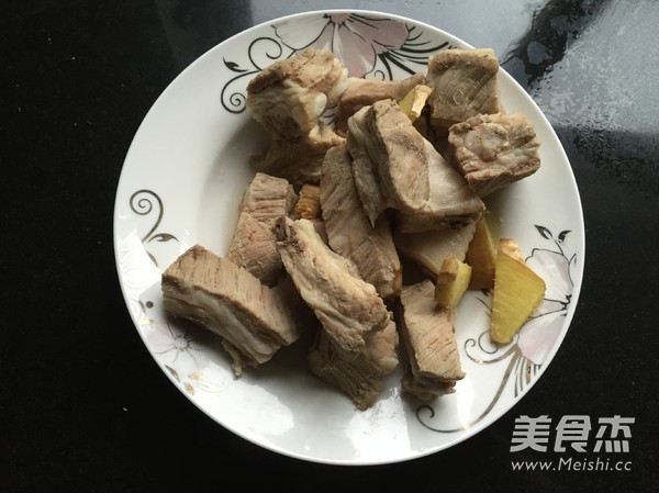 茶树菇土豆排骨煲的做法步骤：1