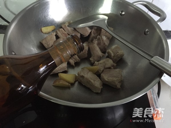 茶树菇土豆排骨煲的做法步骤:2