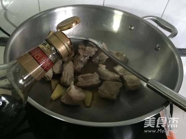 茶树菇土豆排骨煲的做法步骤:3