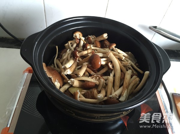茶树菇土豆排骨煲的做法步骤:8