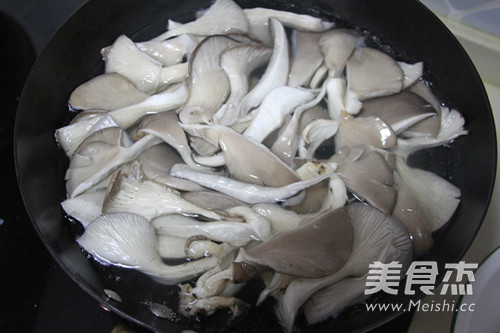 干炸蘑菇的做法步骤:2
