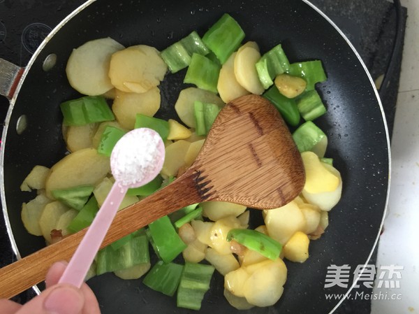 辣椒土豆片的做法步骤:6