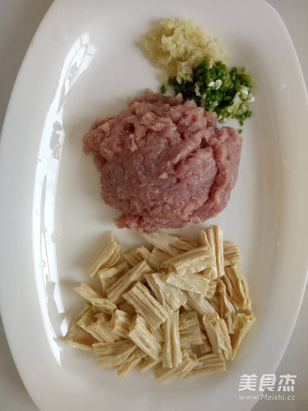 腐竹肉丸子汤经典美味的做法步骤：2