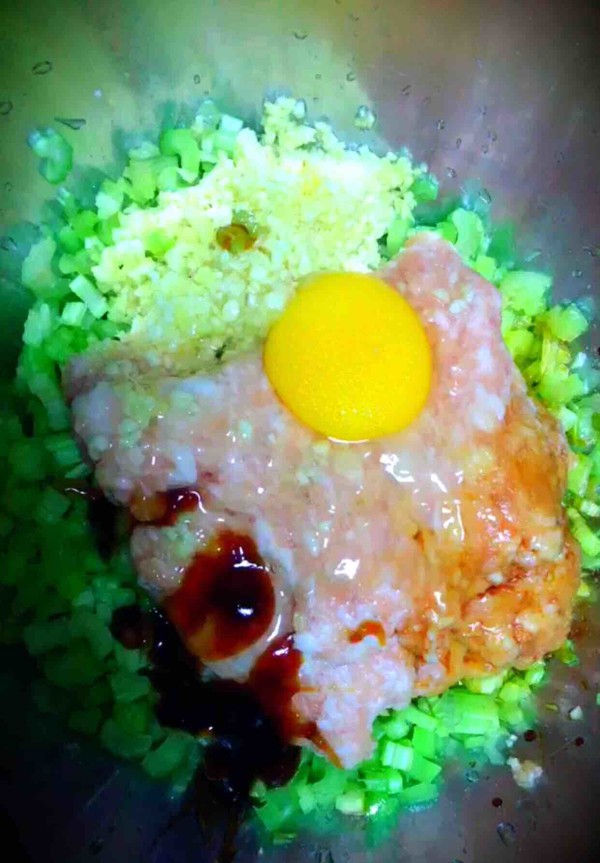 芹菜蒸饺的做法步骤：1