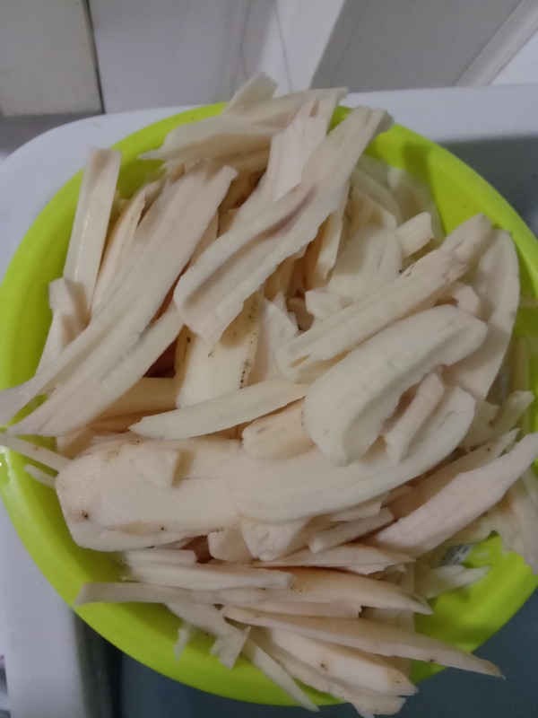 莲菜大肉水饺的做法步骤：1