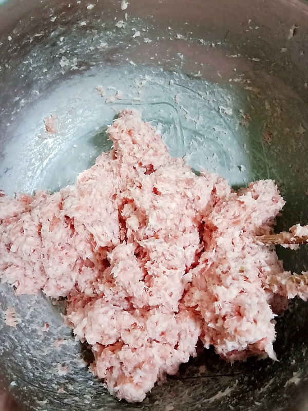 莲菜大肉水饺的做法步骤:2