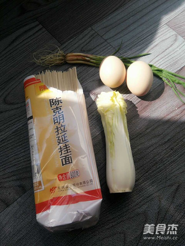白菜炒面的做法步骤：1