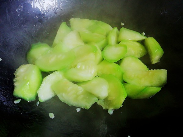 丝瓜炒油豆腐的做法步骤：4