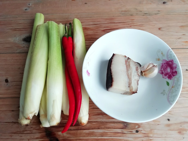 腊肉炒茭白的做法步骤：1