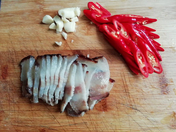腊肉炒茭白的做法步骤:3