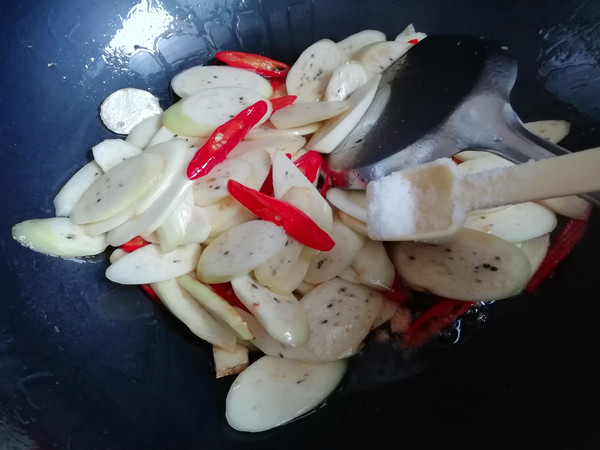 腊肉炒茭白的做法步骤:5