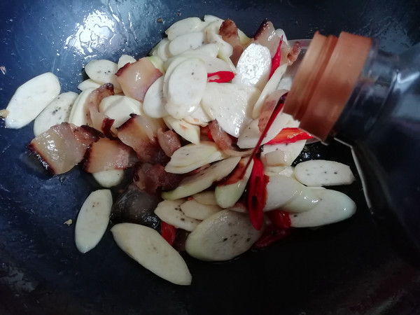 腊肉炒茭白的做法步骤:6