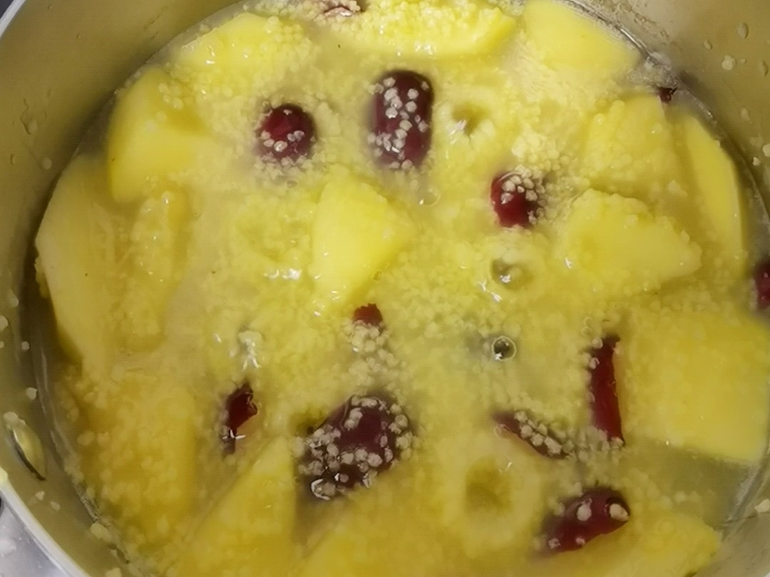 早上犯懒,来1锅苹果红枣粥,省心又营养,好喝到人人抢的做法步骤:4