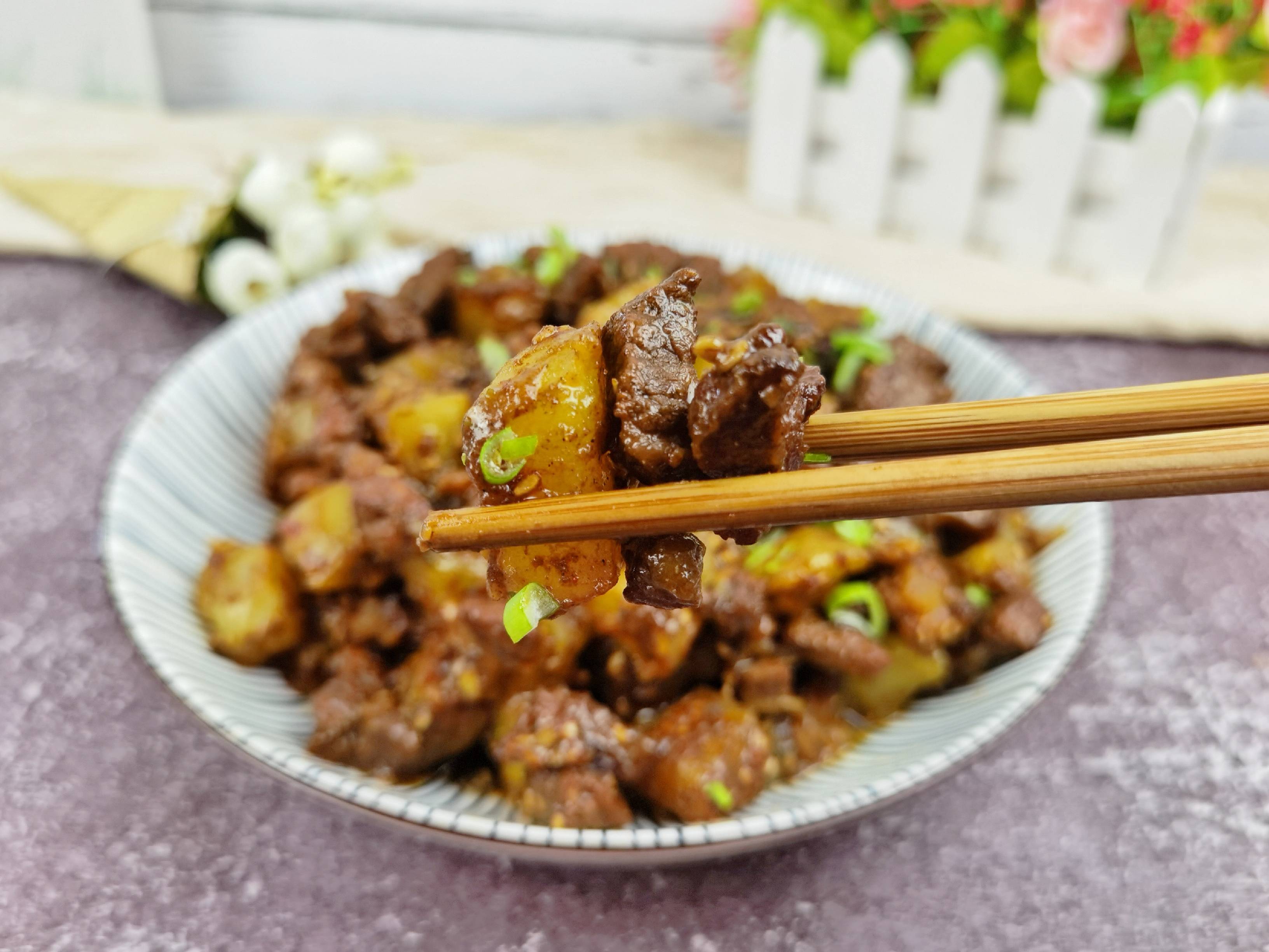 轻松年夜饭－孜然土豆牛肉，烧烤味解馋下酒又下饭的做法步骤：11