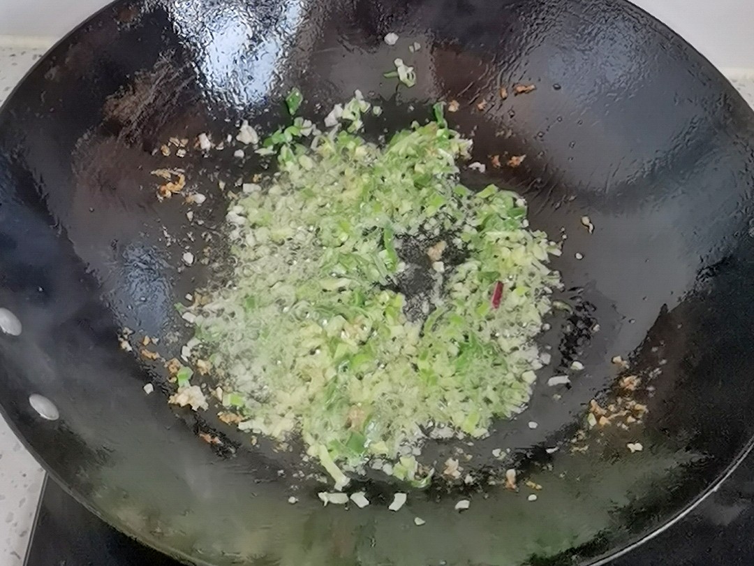 年夜饭富贵吉祥京酱肉丝豆皮卷，卷住好运财运卷住所有美好的做法步骤：7