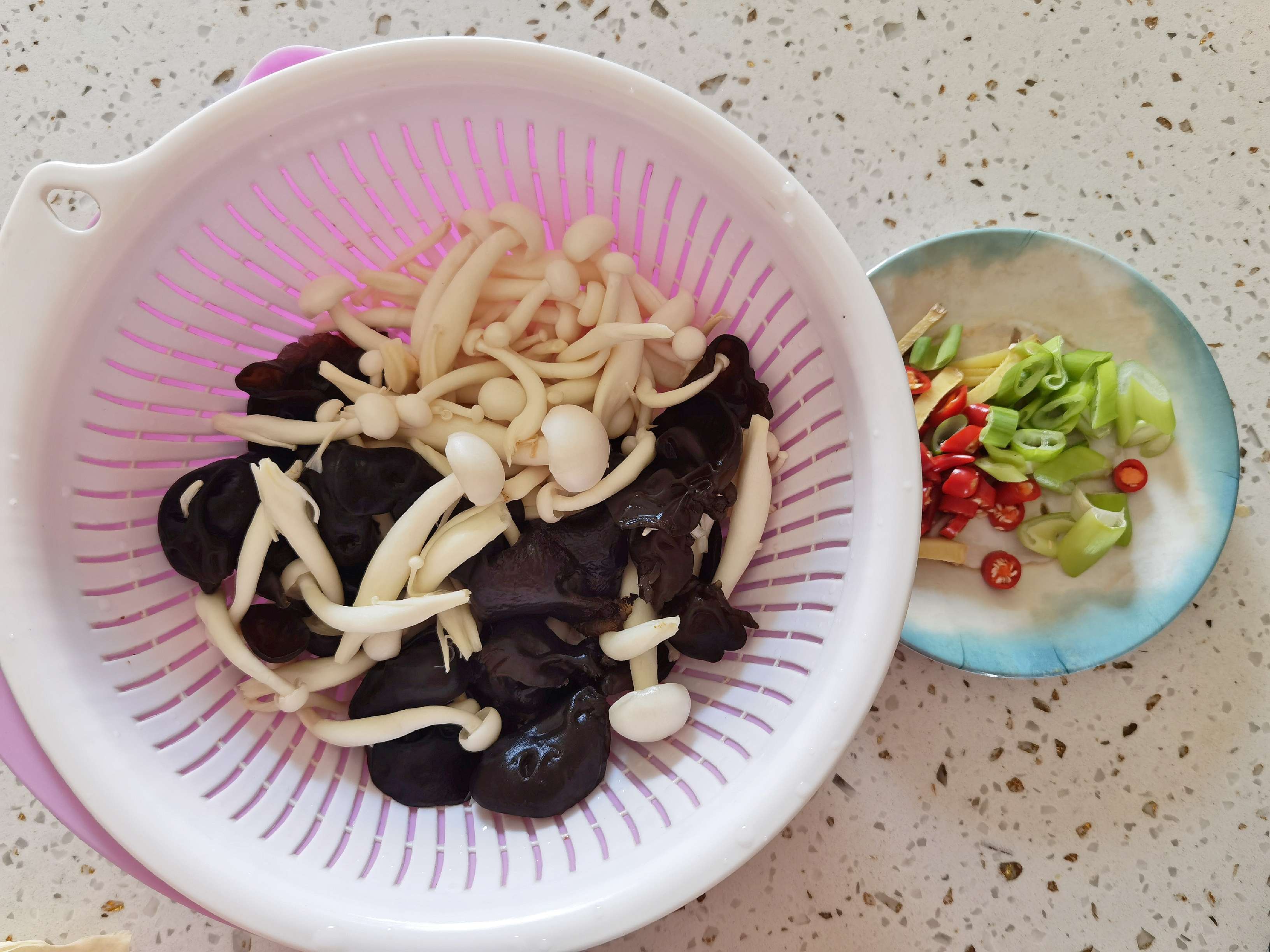 白玉菇加上木耳鸡蛋，这道好吃又好做的素菜我能吃两大碗米饭的做法步骤：1