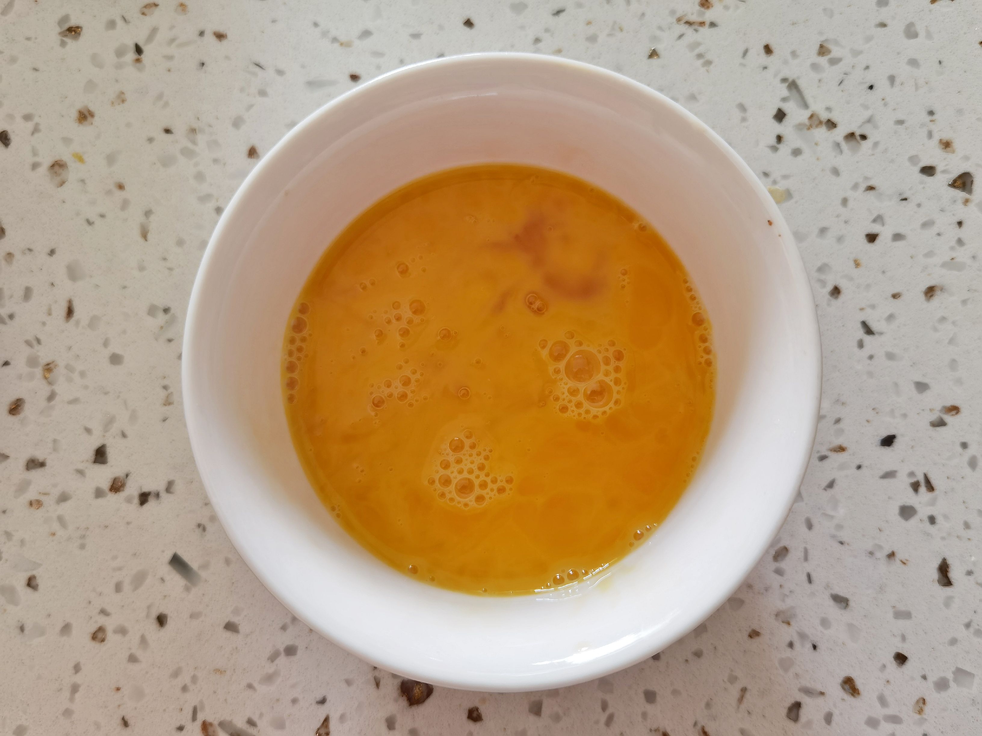 白玉菇加上木耳鸡蛋，这道好吃又好做的素菜我能吃两大碗米饭的做法步骤：3