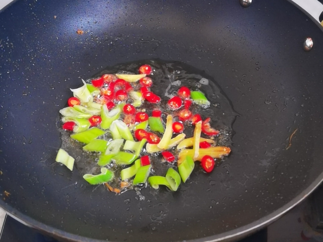 白玉菇加上木耳鸡蛋，这道好吃又好做的素菜我能吃两大碗米饭的做法步骤：5