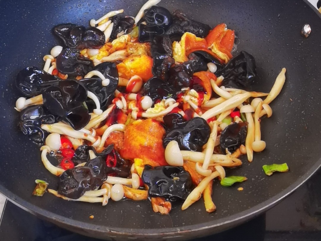 白玉菇加上木耳鸡蛋，这道好吃又好做的素菜我能吃两大碗米饭的做法步骤：7