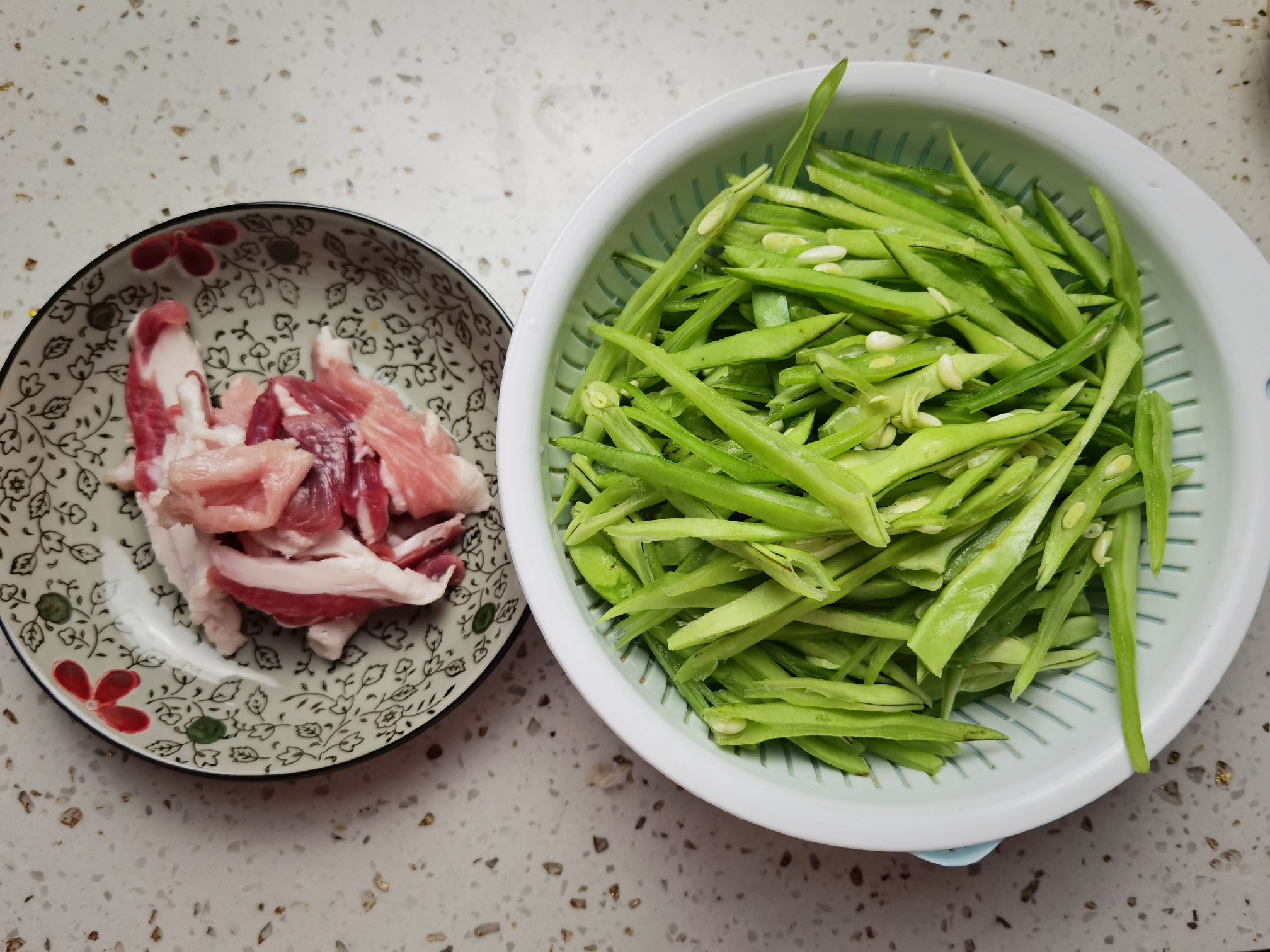 炒豆角不入味?这样炒试试，不过油不焯水，入味还下饭的做法步骤：1