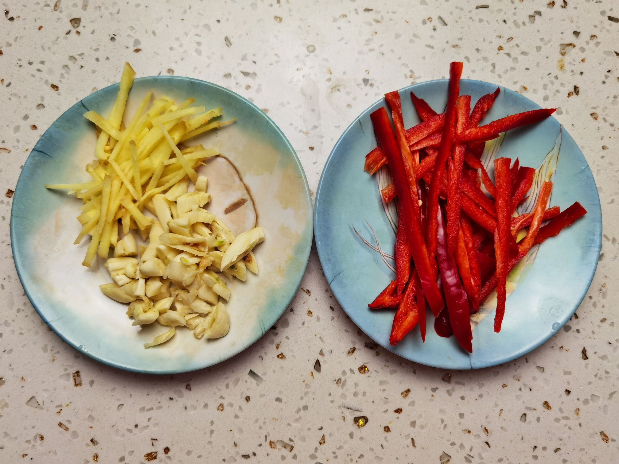 炒豆角不入味?这样炒试试,不过油不焯水,入味还下饭的做法步骤:2