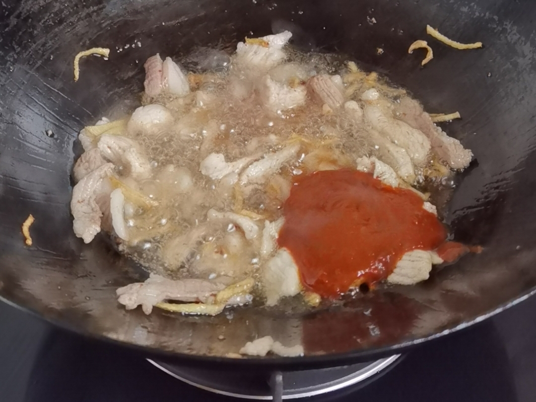 炒豆角不入味?这样炒试试,不过油不焯水,入味还下饭的做法步骤:3