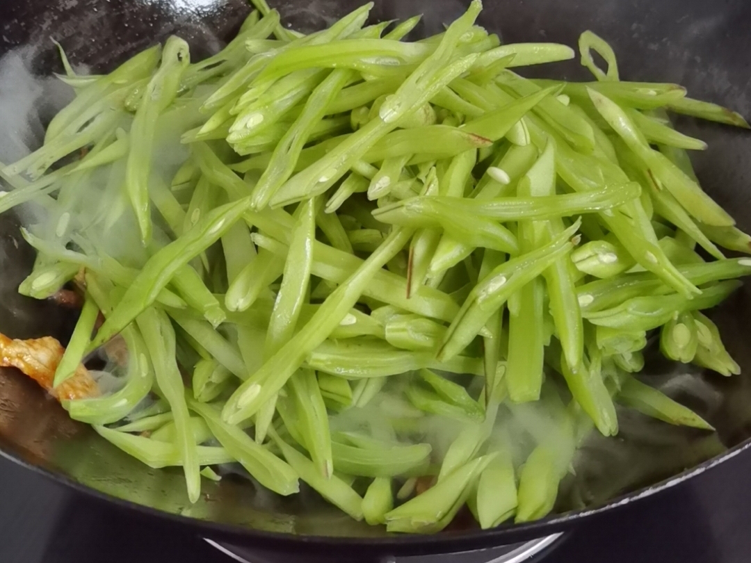 炒豆角不入味?这样炒试试,不过油不焯水,入味还下饭的做法步骤:4