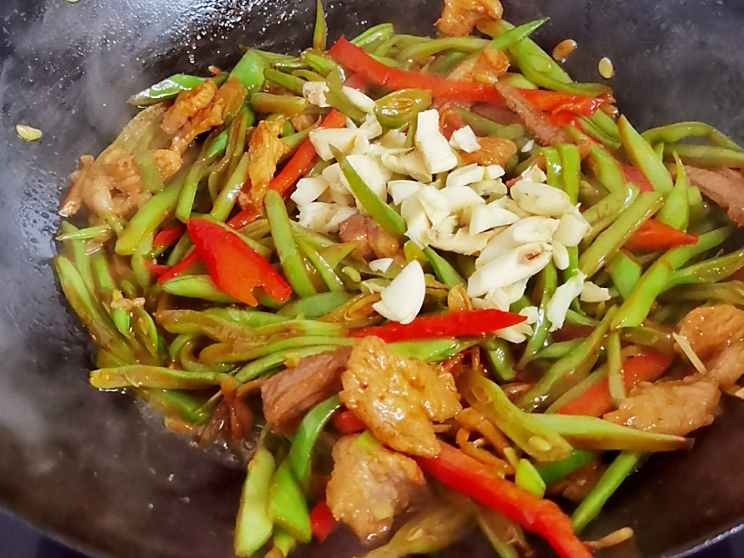 炒豆角不入味?这样炒试试,不过油不焯水,入味还下饭的做法步骤:6