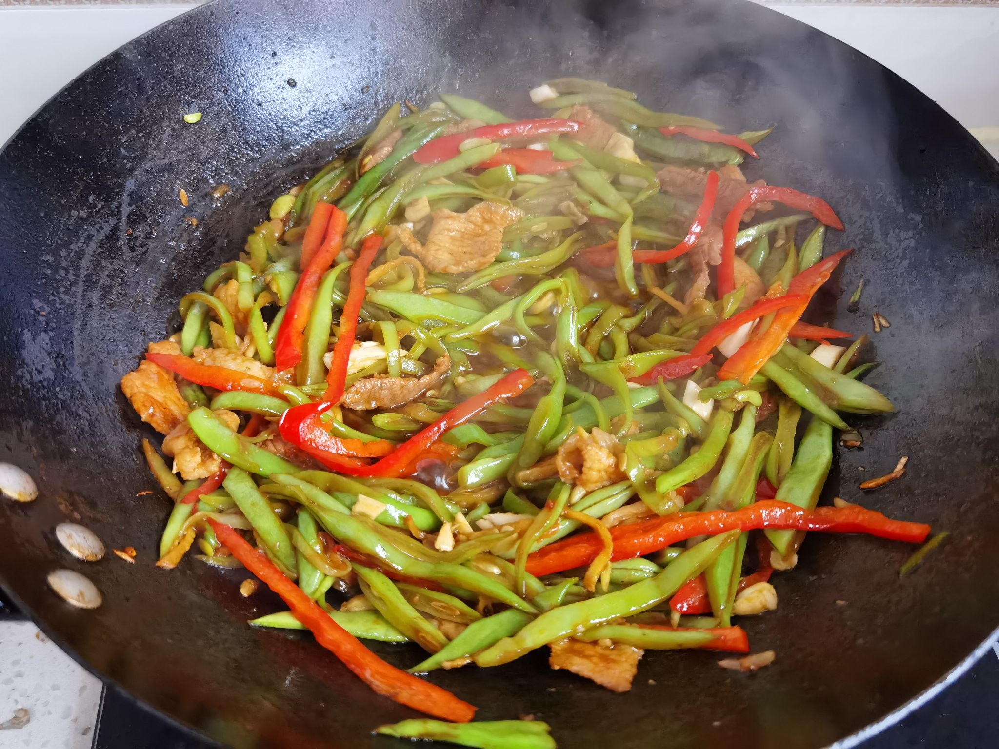 炒豆角不入味?这样炒试试,不过油不焯水,入味还下饭的做法步骤:7