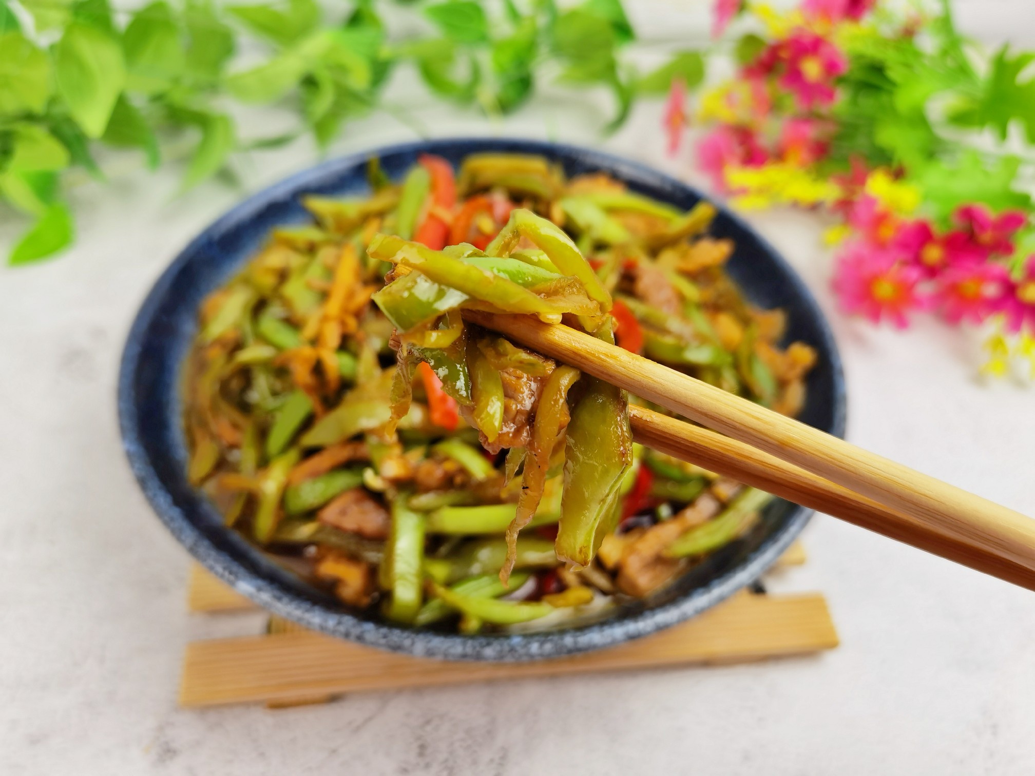 炒豆角不入味?这样炒试试,不过油不焯水,入味还下饭的做法步骤:8