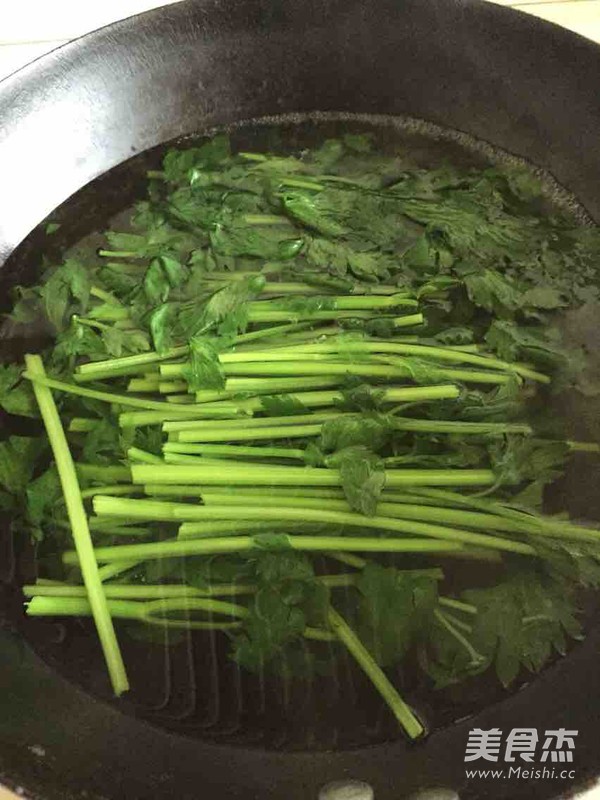 芹菜汁的做法步骤：2