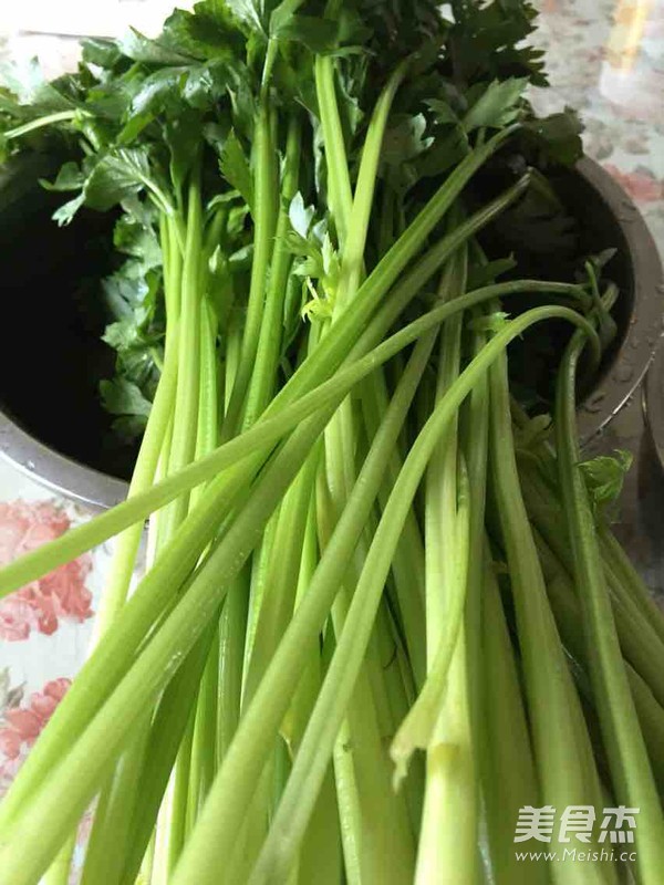 芹菜汁的做法步骤：1