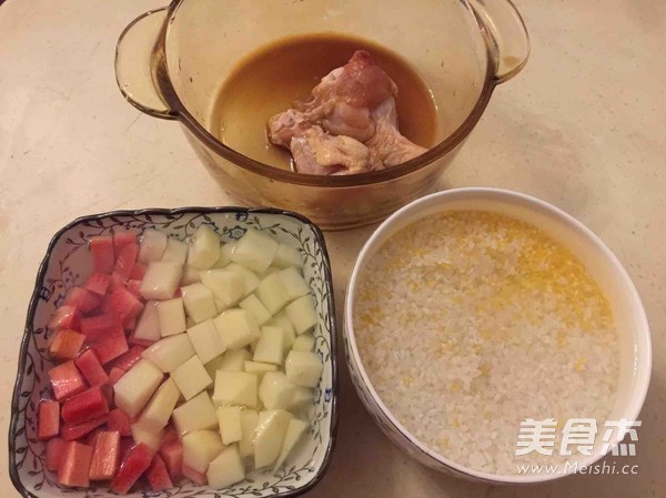 鸡腿、胡萝卜、土豆焖烩饭的做法步骤：1