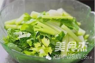 芹菜蜜汁的做法步骤：2