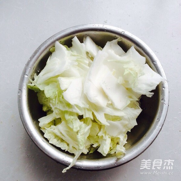 白菜炖豆腐的做法步骤：1