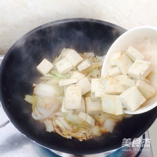 白菜炖豆腐的做法步骤:9