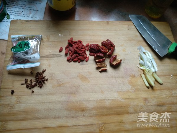 滋补酱骨头的做法步骤：1