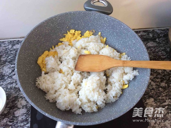 火锅丸子蛋炒饭的做法步骤：8