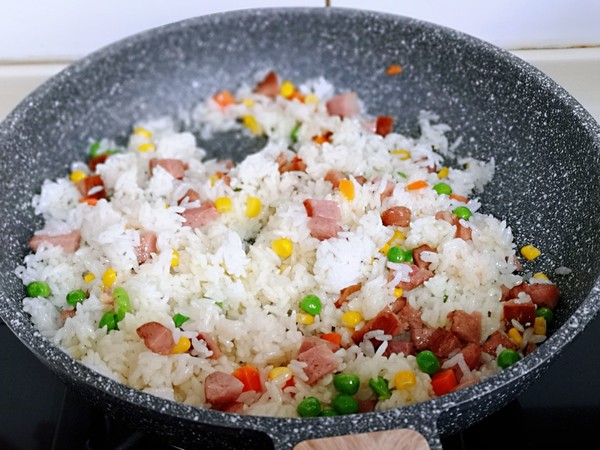 时蔬香肠炒饭的做法步骤:7
