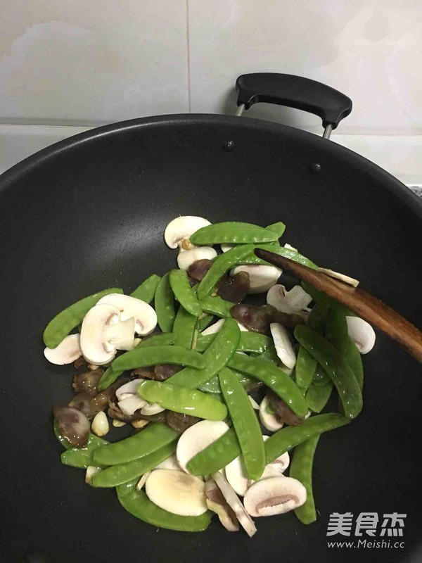 荷兰豆炒香肠的做法步骤:6
