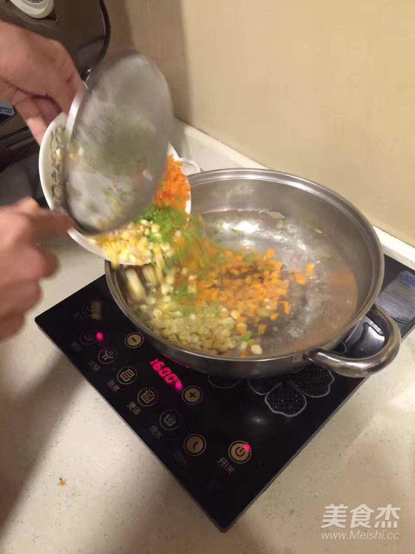 盛夏菠萝炒饭的做法步骤:3