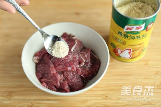 牛肉炒藕片的做法步骤：2