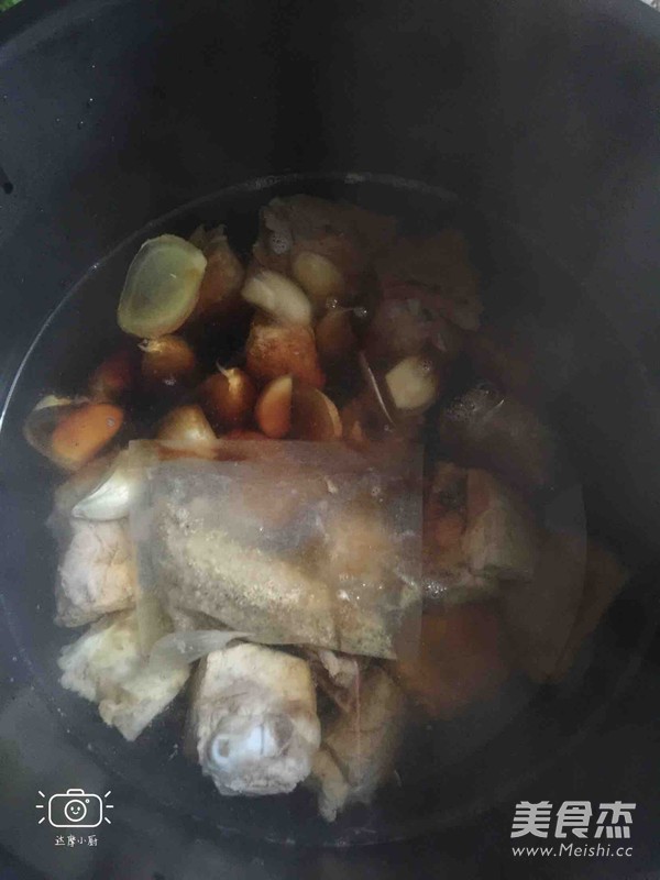 松发肉骨茶(家庭版)的做法步骤:4